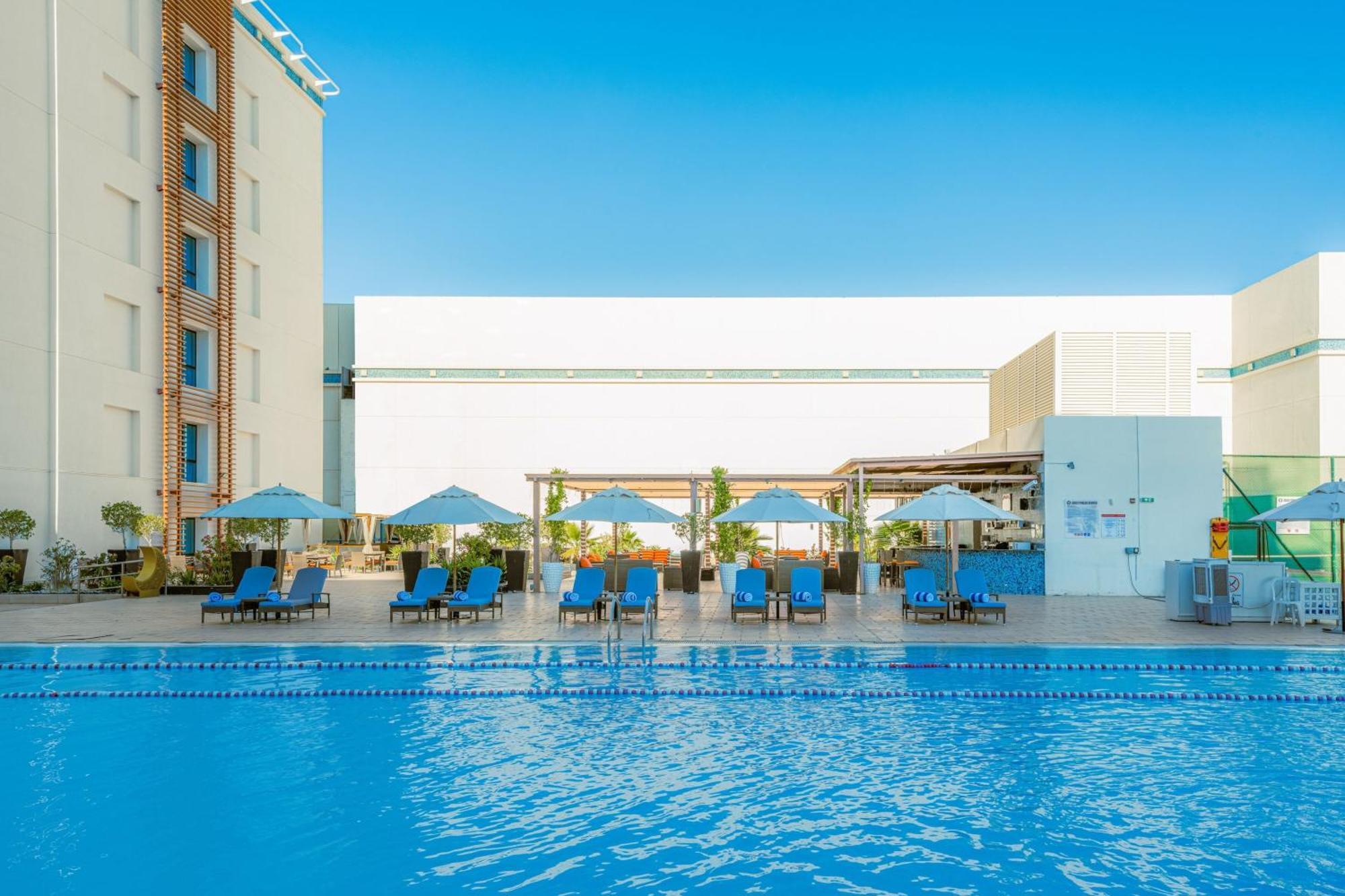 Four Points By Sheraton Al Ain Luaran gambar The swimming pool at the hotel